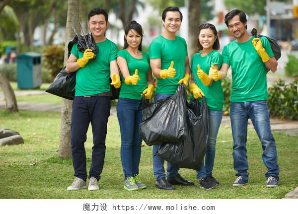青年越南志愿者队在清洁公园后竖起大拇指, 人们拿着垃圾袋 点赞加油点赞手势